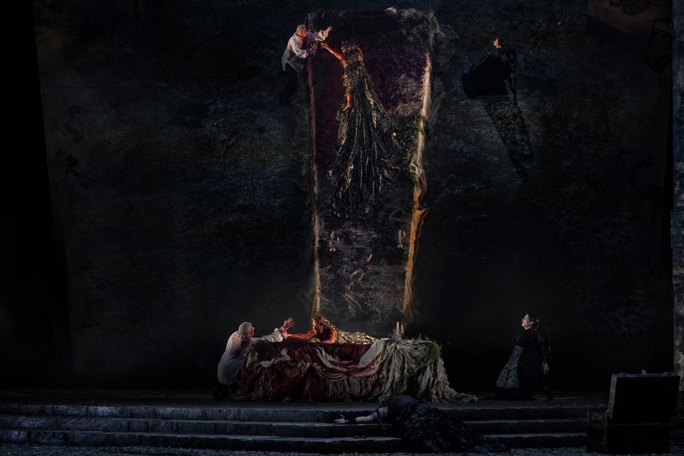 Η Γλαύκη έχει παραδοθεί στο δηλητηριώδες διάδημα και στον χιτώνα που της έδωσε η Μήδεια. Πεθαίνει. / Ανδρέας Σιμόπουλος