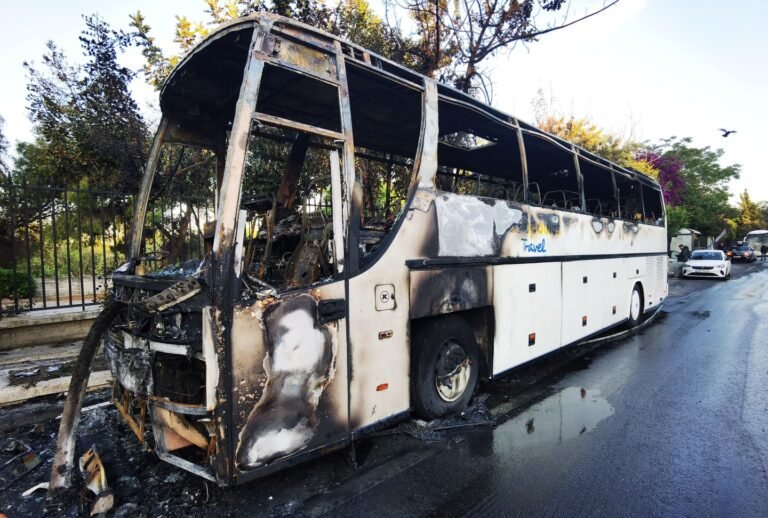 Καμένο λεωφορείο
