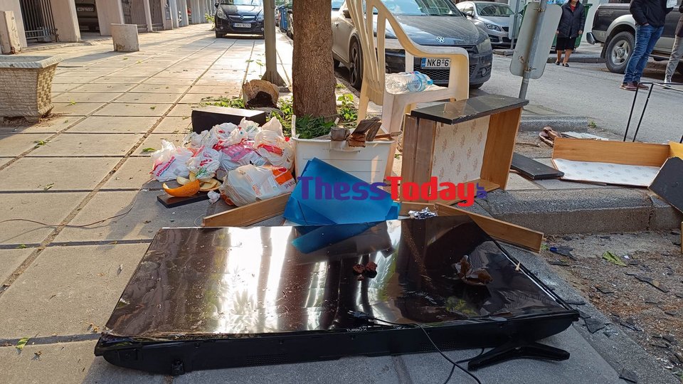 Ντουλάπια, καρέκλες, τηλεοραση