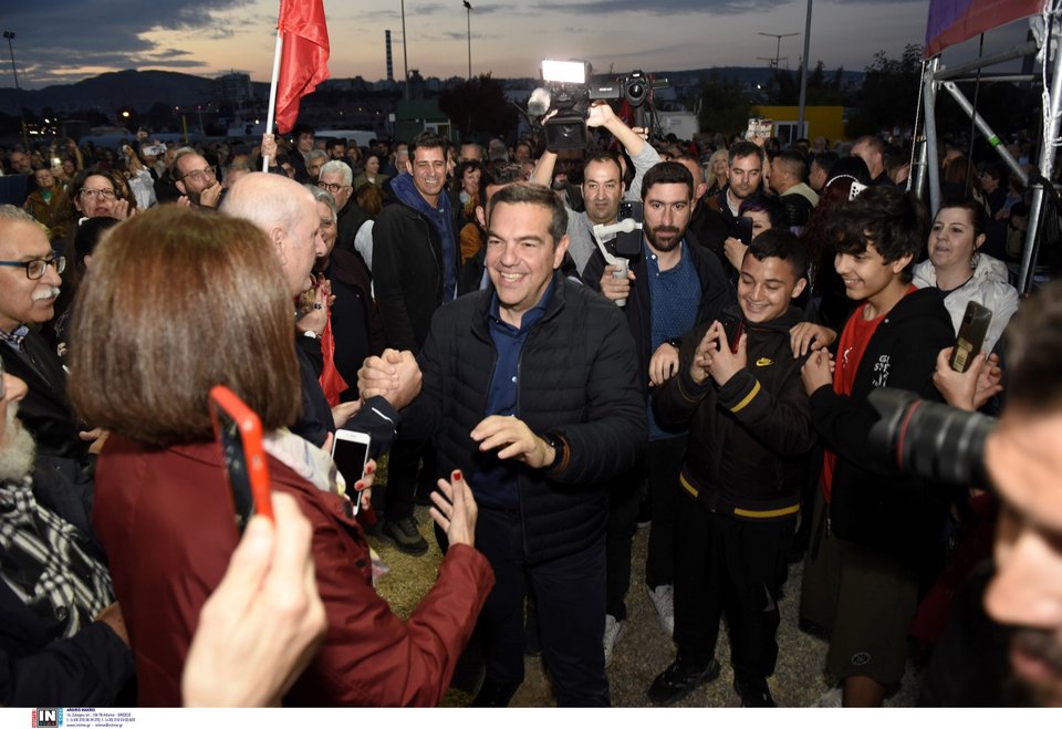 Ο Αλέξης Τσίπρας στην συναυλία που διοργάνωσε ο ΣΥΡΙΖΑ για την εργατική Πρωτομαγιά στην Δραπετσώνα, λίγο πριν απευθύνει χαιρετισμό