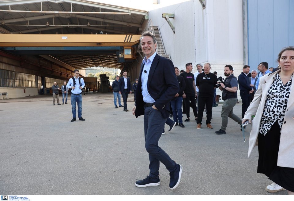 Ο πρωθυπουργός λίγο πριν τη συζήτηση για την οικονομία, με πολίτες, στα Ναυπηγεία Ελευσίνας