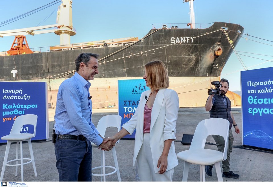 Ο πρωθυπουργός Κυριάκος Μητσοτάκης στα Ναυπηγεία Ελευσίνας πριν ξεκινήσει η συζήτηση με θέμα την οικονομία