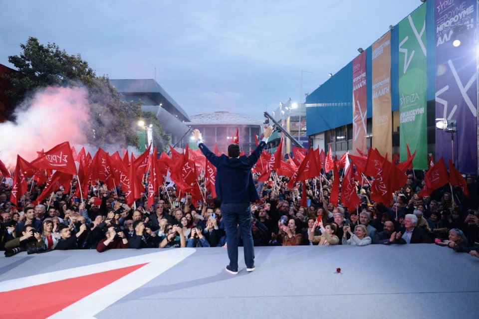 Ο πρόερος του ΣΥΡΙΖΑ χαιρετάει τον κόσμο κατά την προεκλογική του ομιλία στην Θεσσαλονίκη