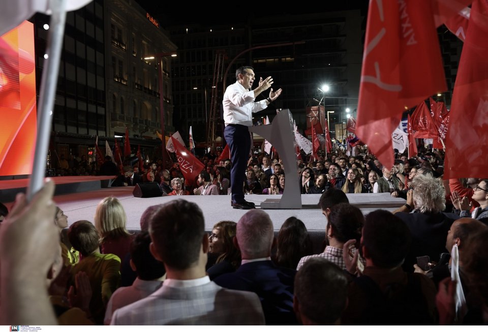 Ο Αλέξης Τσίπρας μιλώντας στην πλατεία Συντάγματος, στην κεντρική προεκλογική συγκέντρωση του ΣΥΡΙΖΑ στην Αθήνα