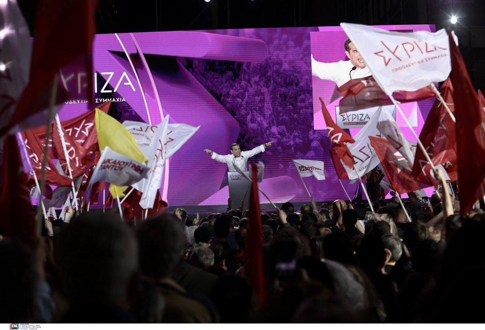 Ο Αλέξης Τσίπρας μιλώντας στην πλατεία Συντάγματος, στην κεντρική προεκλογική συγκέντρωση του ΣΥΡΙΖΑ στην Αθήνα