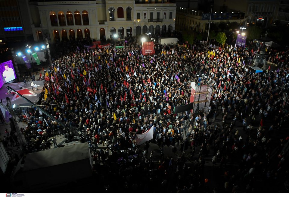 Οι φίλοι του ΣΥΡΙΖΑ σε πανοραμικό πλάνο κατά την προεκλογική ομιλία του Αλέξη Τσίπρα στην Πάτρα