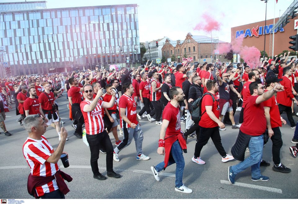 Φίλαθλοι του Ολυμπιακού στο Κάουνας για τον τελικό της Euroleague ανάμεσα σε Ολυμπιακό και Ρεάλ Μαδρίτης