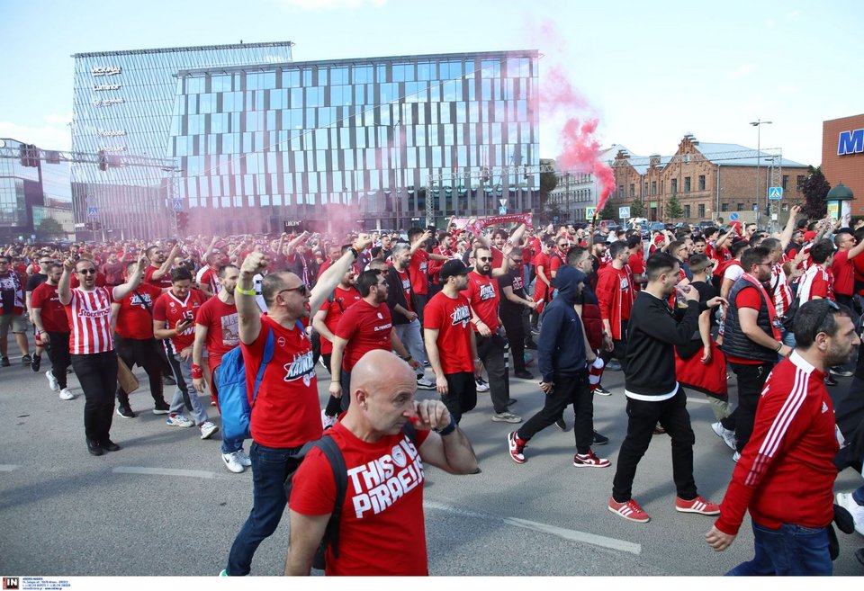 Φίλαθλοι του Ολυμπιακού στο Κάουνας για τον τελικό της Euroleague ανάμεσα σε Ολυμπιακό και Ρεάλ Μαδρίτης