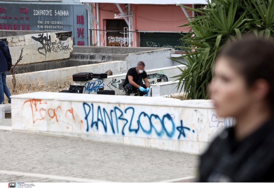 Σύμφωνα με πληροφορίες από πηγές της ΕΛ.ΑΣ., η άτυχη γυναίκα φέρει τραύματα από μαχαίρι, ενώ εντοπίστηκε από υπάλληλο της Δημοτικής Αστυνομίας