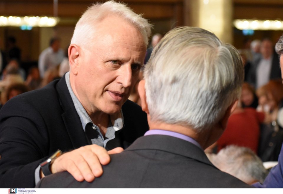 Ο Γιάννης Ραγκούσης σε πηγαδάκι με τον Γιάννη Μπαλάφα λίγο πριν την ομιλία Τσίπρα στην Κεντρική Επιτροπή του ΣΥΡΙΖΑ / Φωτογραφία: Intimenews-ΠΕΡΙΣΤΕΡΗΣ ΔΗΜΗΤΡΗΣ 