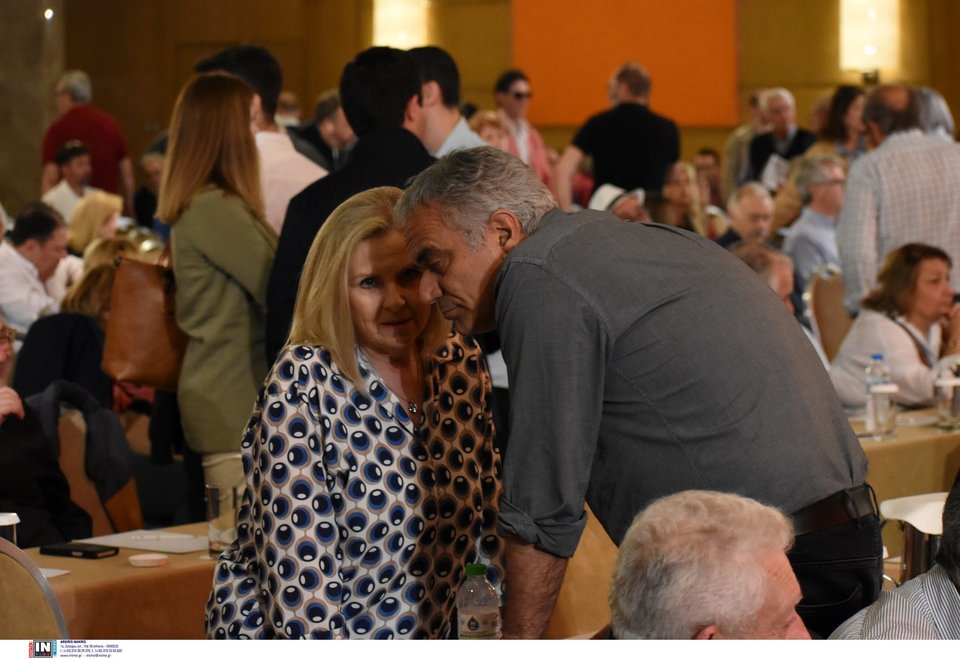 Η Άννα Χατζησοφιά με τον Πάνο Σκουρλέτη εκμεταλλευόμενοι την καθυστέρηση της συνεδρίασης της Κεντρικής Επιτροπής συζητούν πιθανώς την επόμενη ημέρα / Φωτογραφία: Intimenews-ΠΕΡΙΣΤΕΡΗΣ ΔΗΜΗΤΡΗΣ    