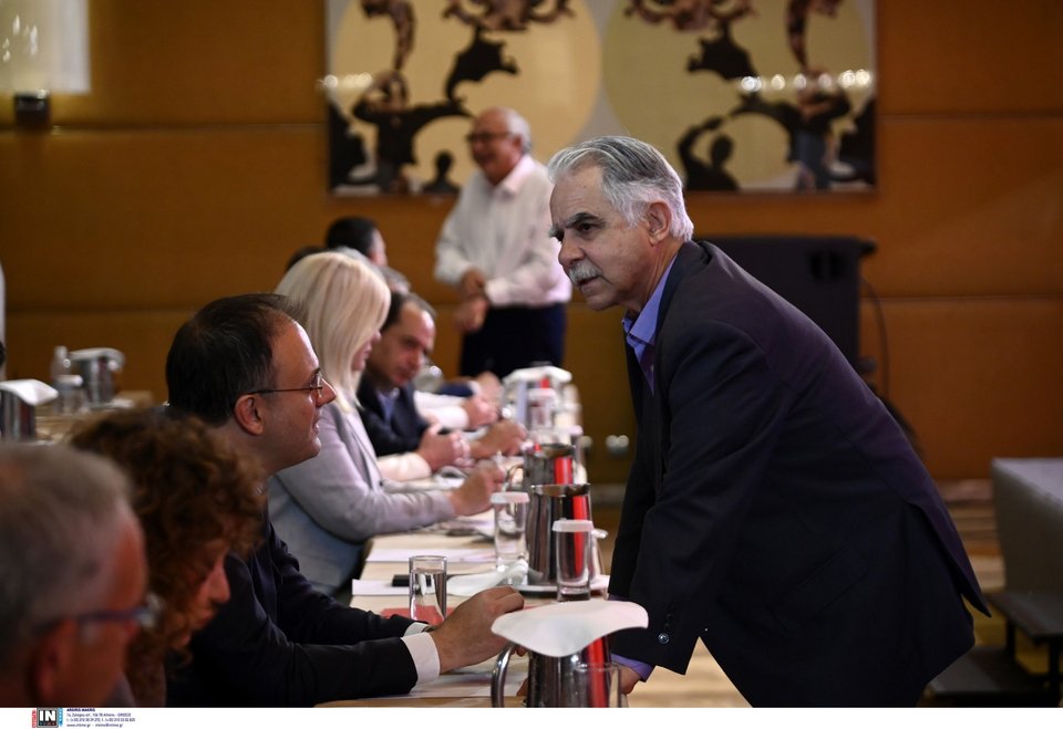 Ο Γιάννης Μπαλάφας σε «πηγαδάκι» με τον Θανάση Θεοχαρόπουλο / Φωτογραφία: Intimenews-ΒΛΑΣΣΟΠΟΥΛΟΥ ΙΣΜΗΝΗ