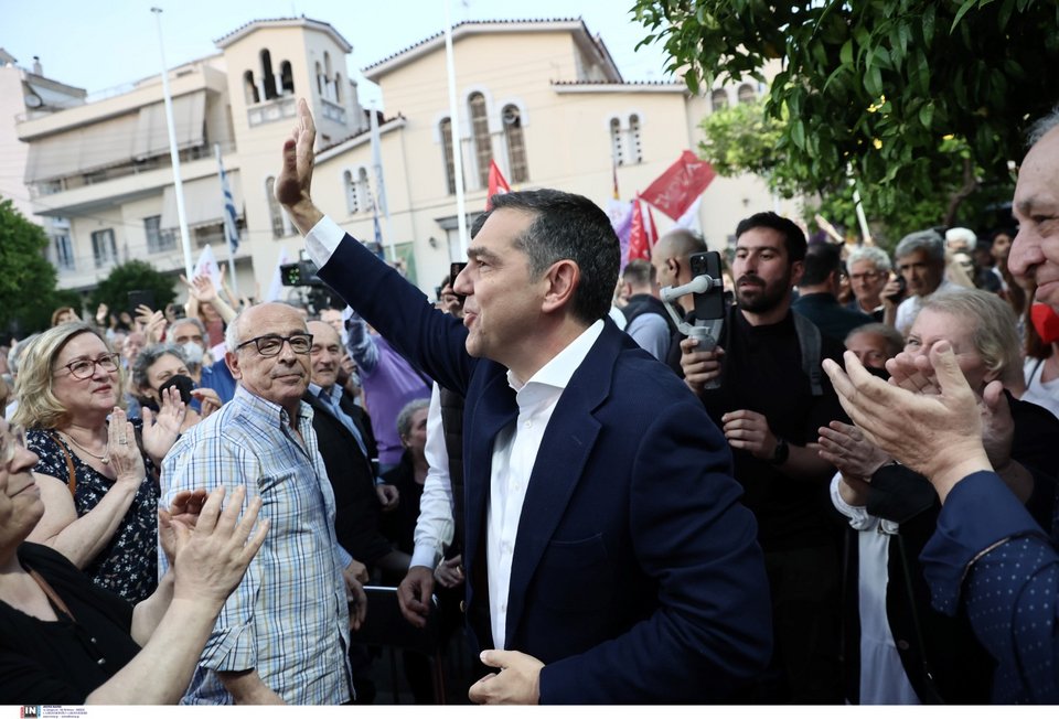 Φίλοι του ΣΥΡΙΖΑ στη Νίκαια χαιρετούν τον Αλέξη Τσίπρα λίγο πριν την έναρξη της ομιλίας του / Φωτογραφία: Intime - ΛΙΑΚΟΣ ΓΙΑΝΝΗΣ