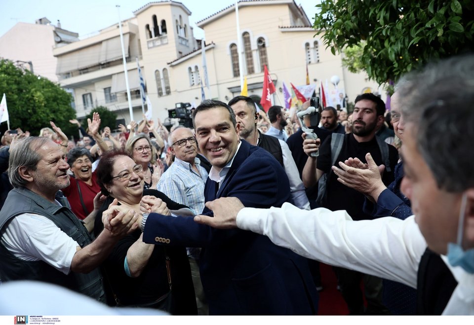 Φίλοι του ΣΥΡΙΖΑ στη Νίκαια χαιρετούν τον Αλέξη Τσίπρα λίγο πριν την έναρξη της ομιλίας του