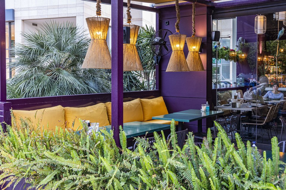 Ο δροσερός εξωτερικός χώρος τoυ Mexha.