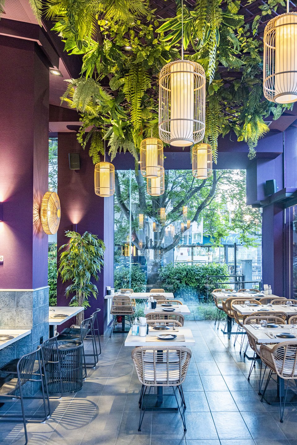 Η φωτεινή και πολύχρωμη σάλα του εστιατορίου Mexha στην Αγίου Κωνσταντίνου στο Μαρούσι.