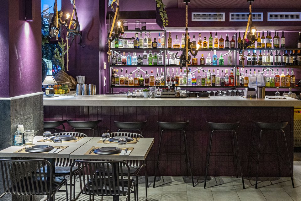 Το bar του Mexha στο πλάι της open space κουζίνας.