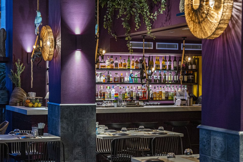 Το μοβ χρώμα και ο σωστός φωτισμός δημιουργούν μια πολύ χαλαρωτική και μυστηριώδη ατμόσφαιρα στο Mexha.