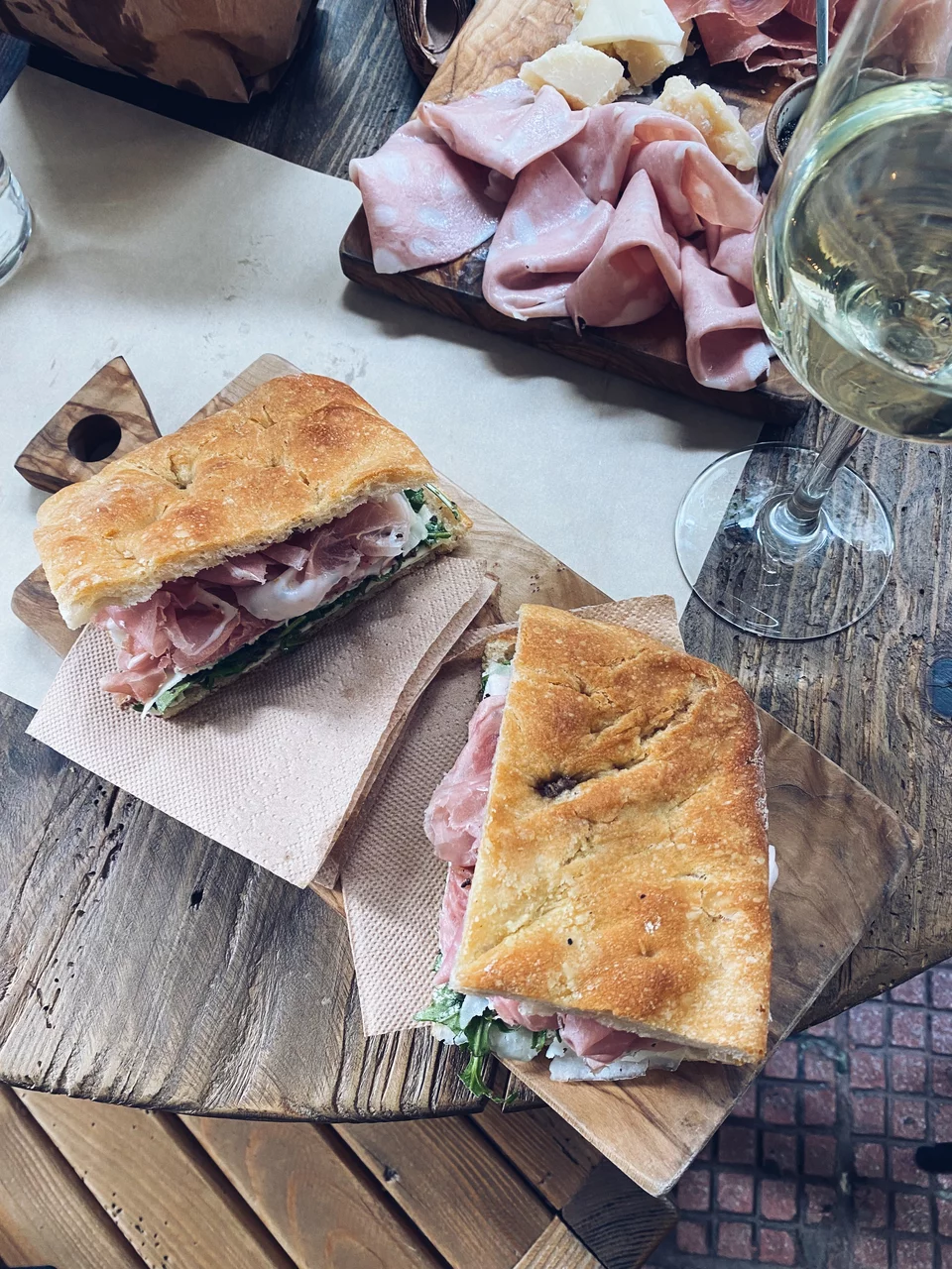 Το πανίνο και το πλατό τυριών και αλλαντικών συνοδεύει ιδανικά ένα ποτήρι κρασί Permentinο / Φωτογραφία: Μάνος Λειβαδάρος/iefimerida