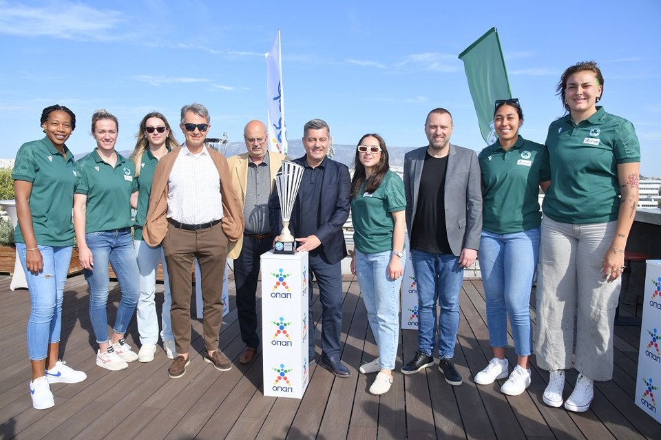 Οδυσσέας Χριστοφόρου, Γιάννης Ρόκκας, Παναγιώτης Μαλακατές και Δημήτρης Βρανόπουλος με μέλη της γυναικείας ομάδας βόλεϊ του Παναθηναϊκού Α.Ο. 