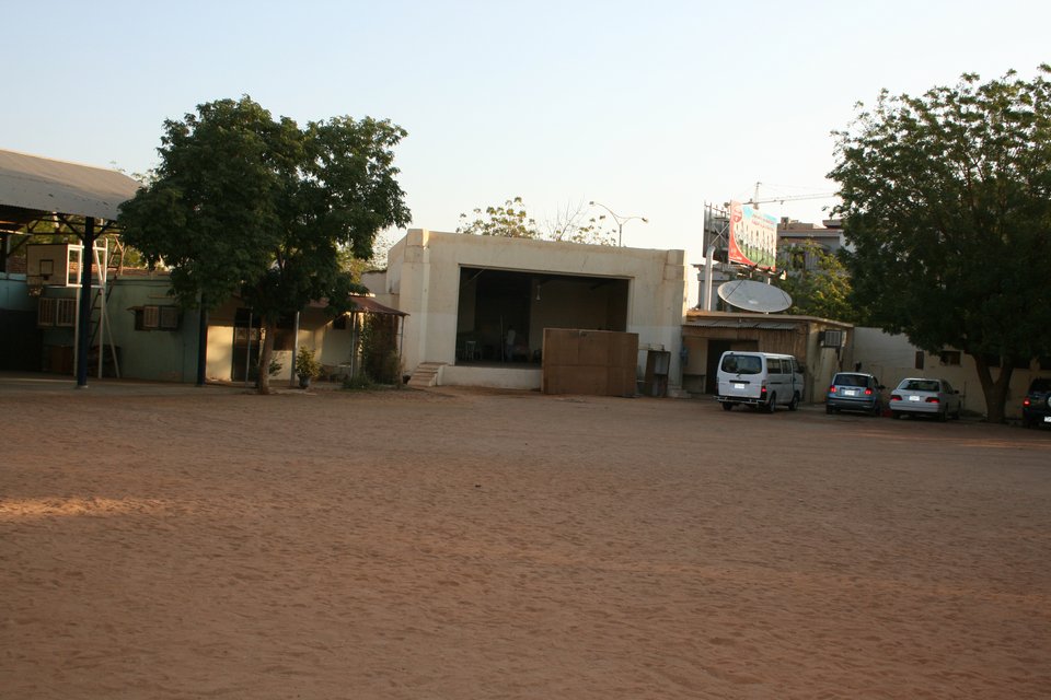 Στον χώρο της ελληνικής κοινότητας βρίσκεται το παλαιότερο χτισμένο θέατρο του Σουδάν. 