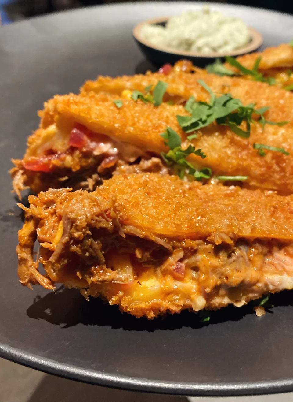 To ξεψαχνισμένο μοσχαράκι του πιάτου Beef Chimichanga.