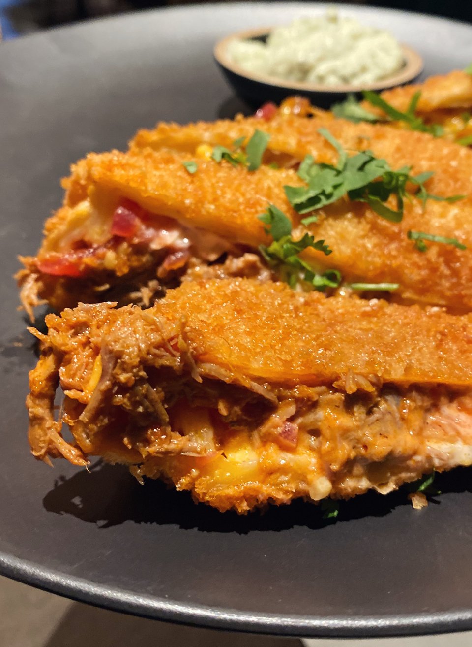 To ξεψαχνισμένο μοσχαράκι του πιάτου Beef Chimichanga.