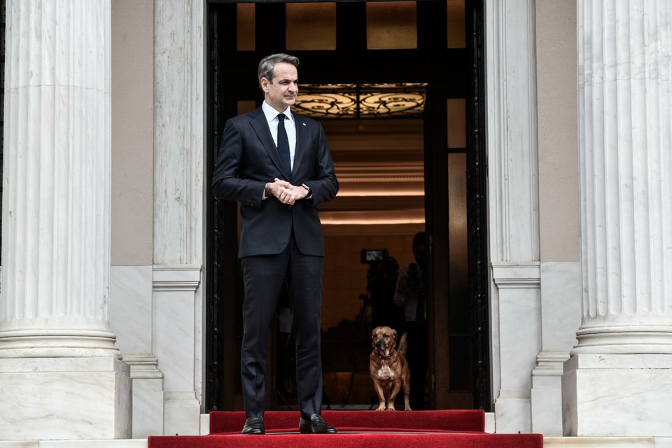 Ο Πίνατ στο πλάι του Κυριάκου Μητσοτάκη στην είσοδο του Μεγάρου Μαξίμου / Φωτογραφία: Intime