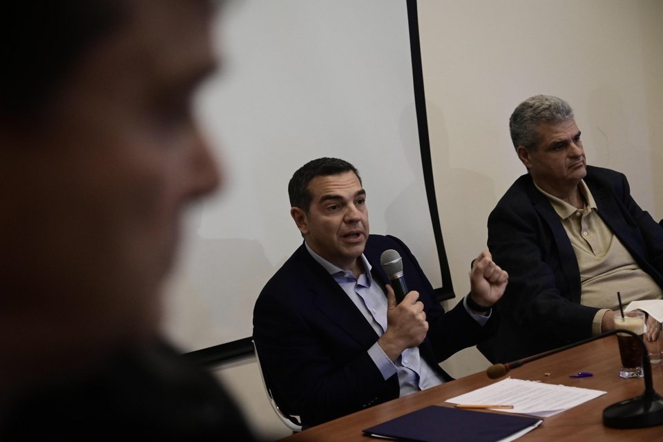 O Αλέξης Τσίπρας σε συνάντηση με συνδικαλιστές των μέσων σταθερής τροχίας στον Πειραιά