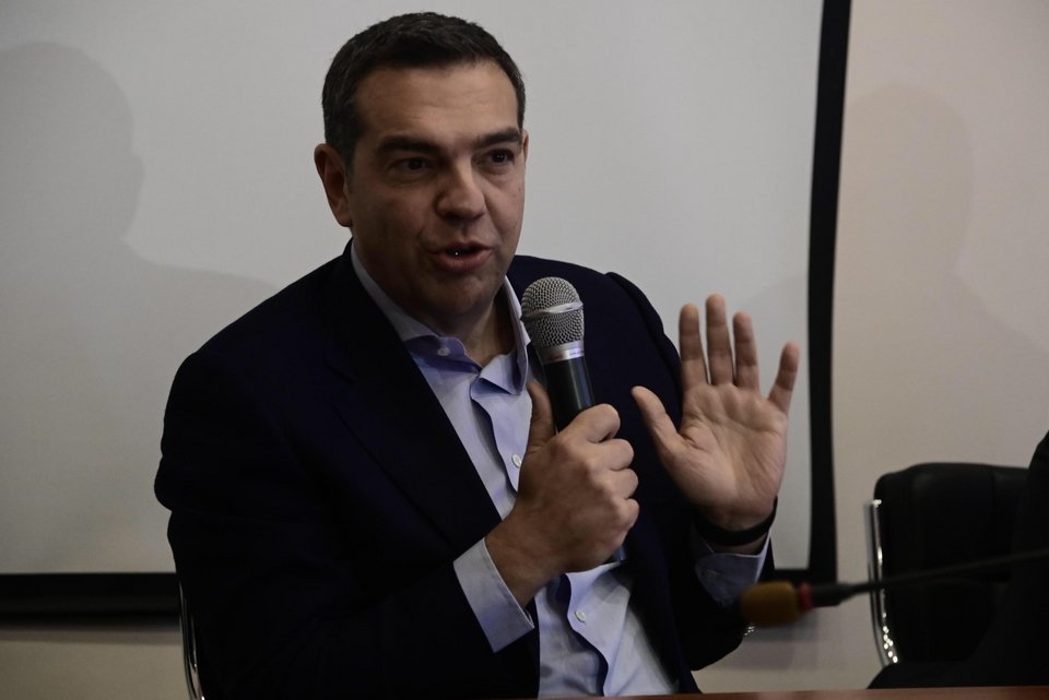 Ο Αλέξης Τσίπρας σε περιοδεία στην Α' Πειραιά