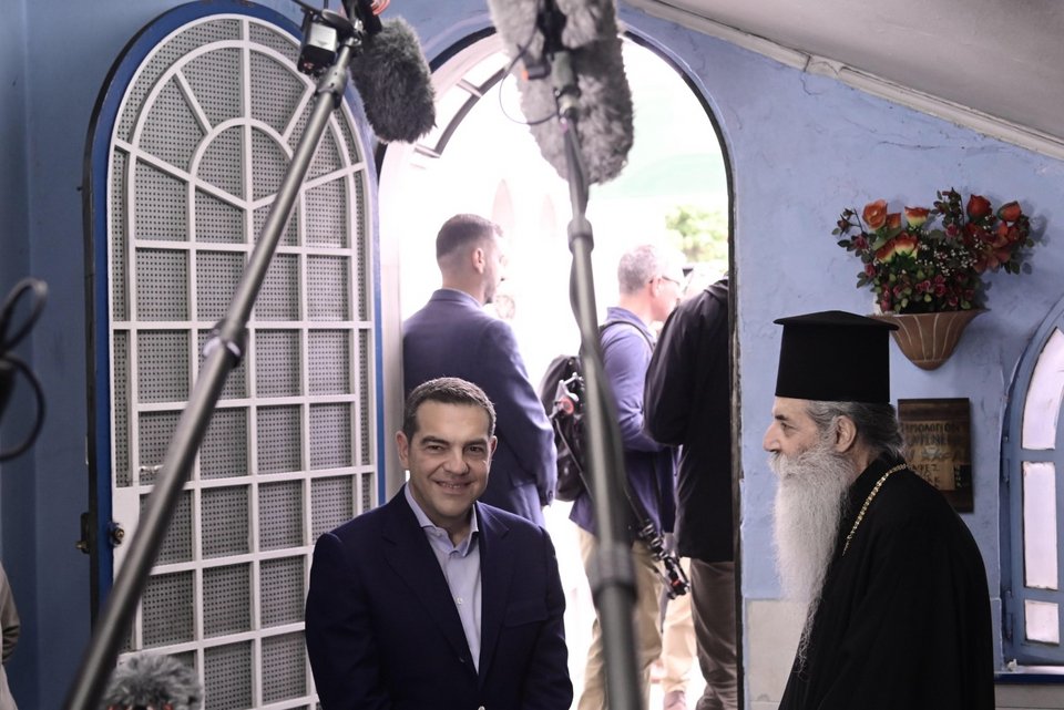 Ο πρόεδρος του ΣΥΡΙΖΑ ενημερώνεται από τον Μητροπολίτη Πειραιώς Σεραφείμ για το έργο στη δομή συσσιτίου του καθεδρικού ναού της Αγίας Τριάδας
