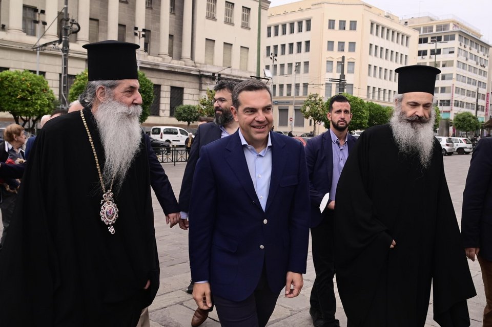 Ο πρόεδρος του ΣΥΡΙΖΑ ενημερώνεται από τον Μητροπολίτη Πειραιώς Σεραφείμ για το έργο στη δομή συσσιτίου του καθεδρικού ναού της Αγίας Τριάδας