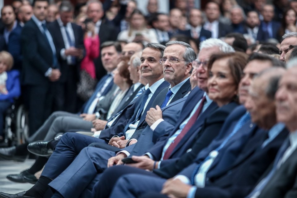 Αντώνης Σαμαράς και Κυριάκος Μητσοτάκης στο Ζάππειο Μέγαρο, ενώ στο βήμα του ομιλητή βρίσκεται ο πρώην πρωθυπουργός Κώστας Καραμανλής / Φωτογραφία: Eurokinissi-ΠΑΝΑΓΟΠΟΥΛΟΣ ΓΙΑΝΝΗΣ