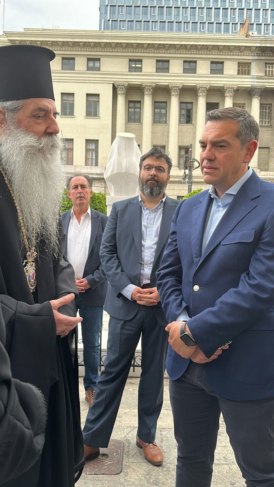 Ο πρόεδρος του ΣΥΡΙΖΑ ενημερώνεται από τον Μητροπολίτη Πειραιώς Σεραφείμ για το έργο στη δομή συσσιτίου του καθεδρικού ναού της Αγίας Τριάδας