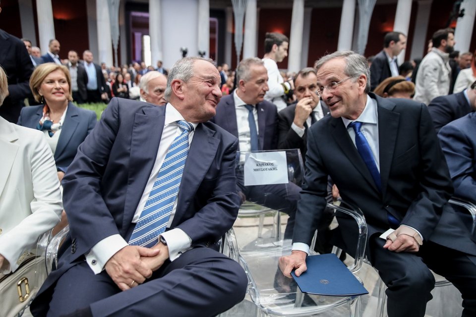 Κώστας Καραμανλής και Αντώνης Σαμαράς σε ένα ευχάριστο πηγαδάκι