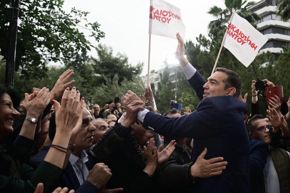 Θερμή υποδοχή πολιτών του Πειραιά στον Αλέξη Τσίπρα