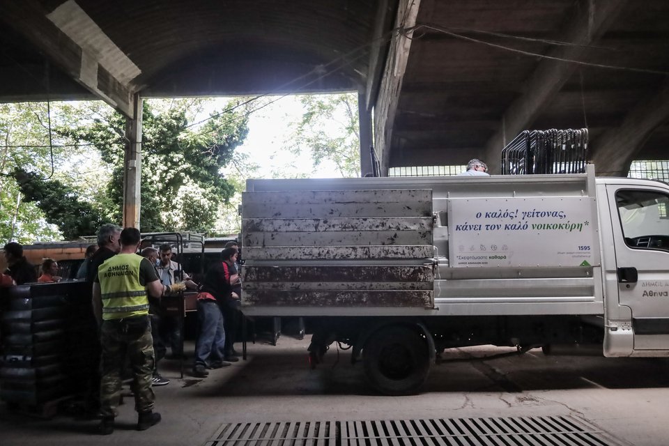 Φορτηγό της Περιφέρειας Αττικής μεταφέρει το υλικό στα εκλογικά τμήματα