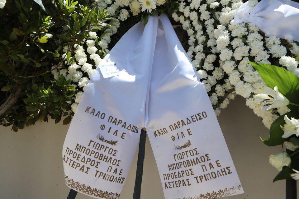 Στεφάνι από τον πρόεδρο του Αστέρα Τρίπολης, Γιώργο Μποροβίλο