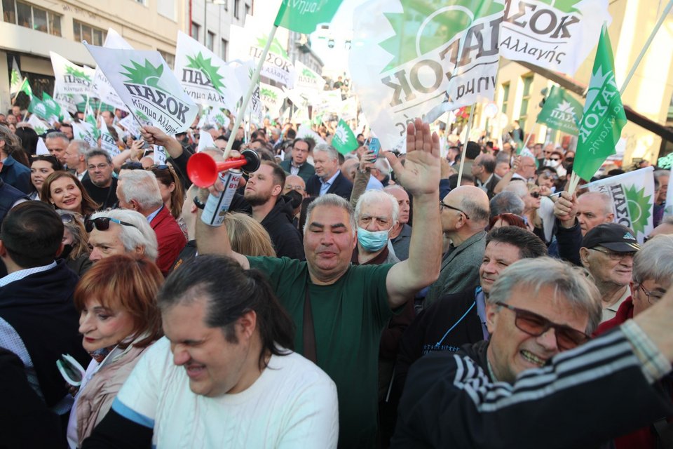 Φίλοι του ΠΑΣΟΚ στην κεντρική προεκλογική συγκέντρωση του κόμματος στο Θησείο