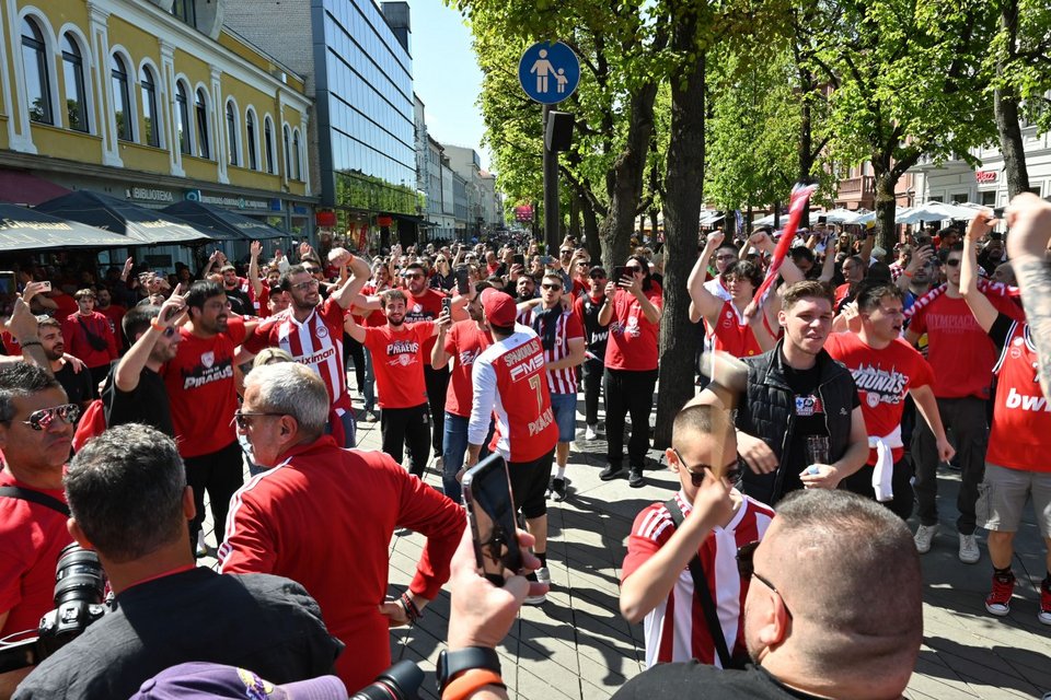 Φίλαθλοι του Ολυμπιακού στο Κάουνας για τον τελικό της Euroleague ανάμεσα σε Ολυμπιακό και Ρεάλ Μαδρίτης