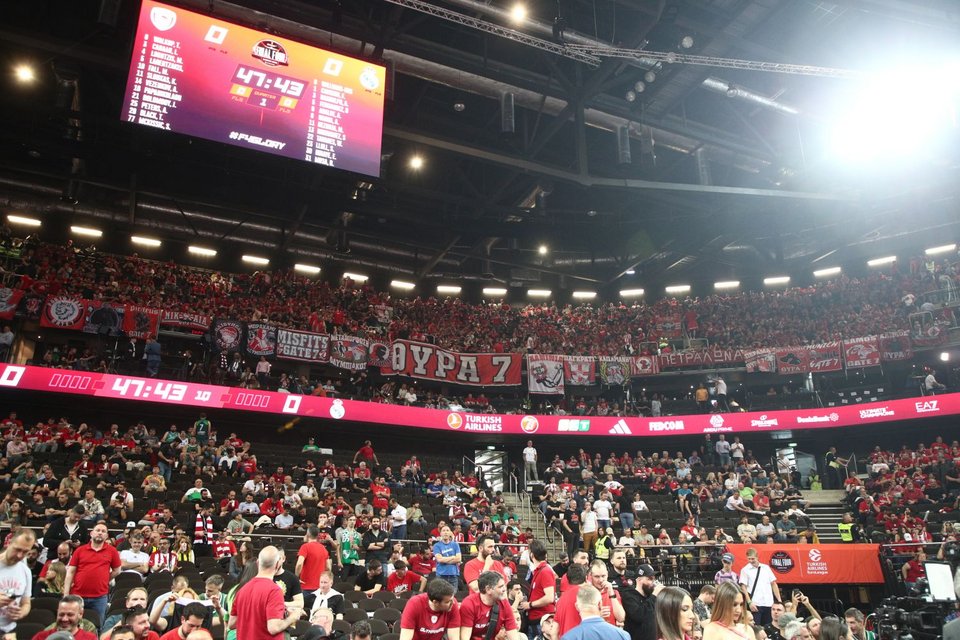 Οπαδοί του Ολυμπιακού στον τελικό της Euroleague στο Κάουνας κόντρα στη Ρεάλ / Φωτογραφία: Eurokinissi