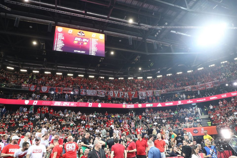 Οπαδοί του Ολυμπιακού στον τελικό της Euroleague στο Κάουνας κόντρα στη Ρεάλ / Φωτογραφία: Eurokinissi