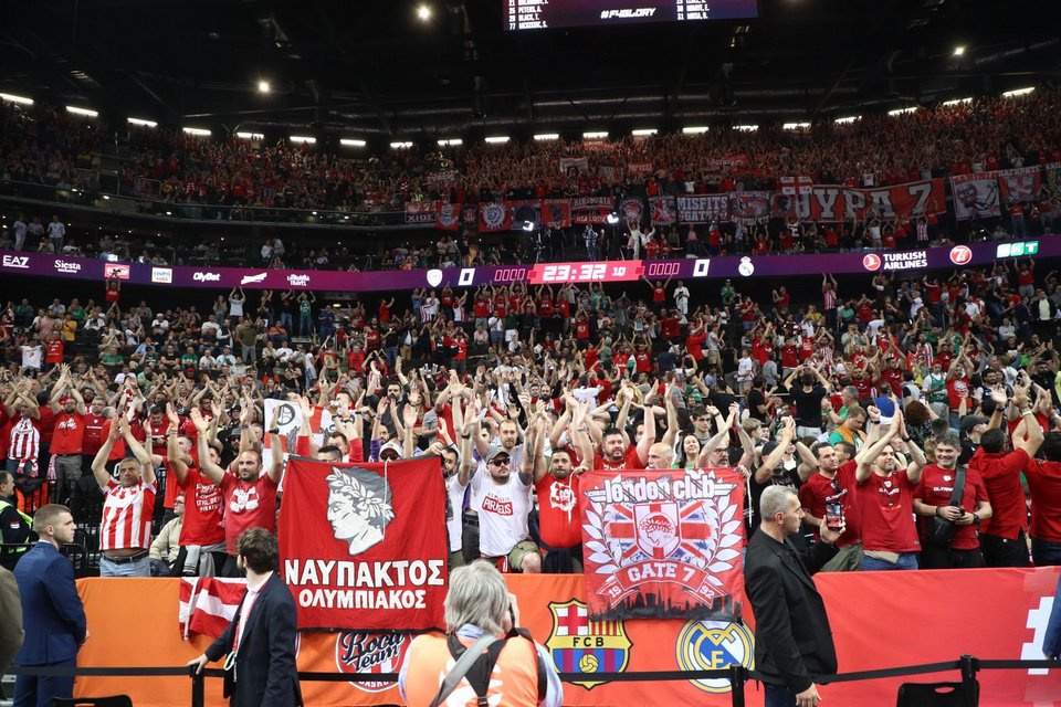 Οπαδοί του Ολυμπιακού στον τελικό της Euroleague στο Κάουνας κόντρα στη Ρεάλ / Φωτογραφία: Eurokinissi