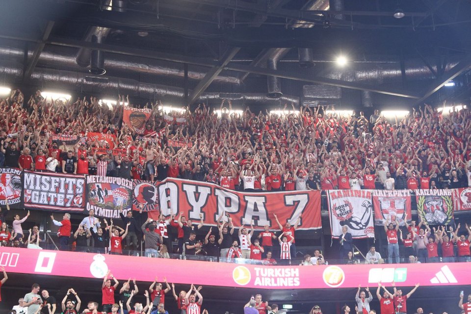 Οπαδοί του Ολυμπιακού στον τελικό της Euroleague στο Κάουνας κόντρα στη Ρεάλ / Φωτογραφία: Eurokinissi