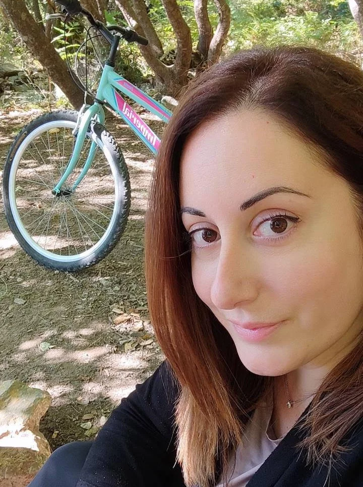 Η Κωνσταντίνα Κουτσοπούλου του Happy Paths κατά τη διάρκεια εξόρμησης στο βουνό / Φωτογραφία: Κωνσταντίνα Κουτσοπούλου/Happy Paths