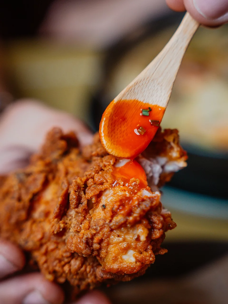 Το κοτόπουλο αναδεικνύεται με τη homade σως με πιπεριές χαμπανέρο και ανανά