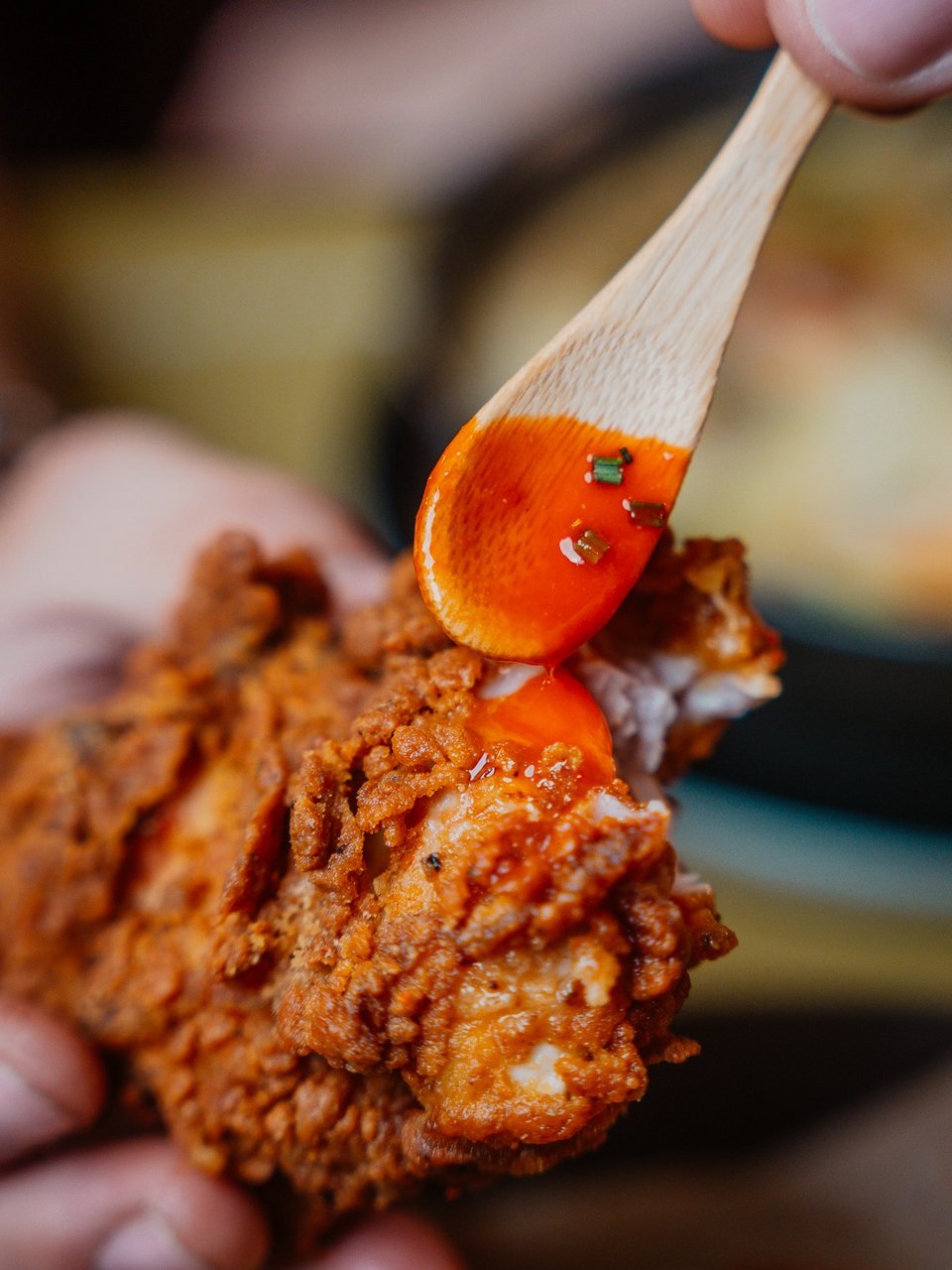 Το κοτόπουλο αναδεικνύεται με τη homade σως με πιπεριές χαμπανέρο και ανανά