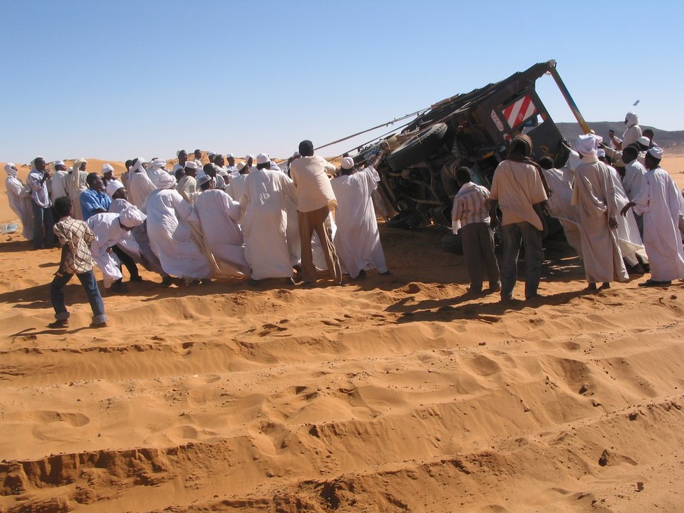 Αλληλεγγύη μεταξύ των Σουδανών, σε ένα ατύχημα που είχε λάβει χώρα σε εθνική οδό βόρεια του Χαρτούμ