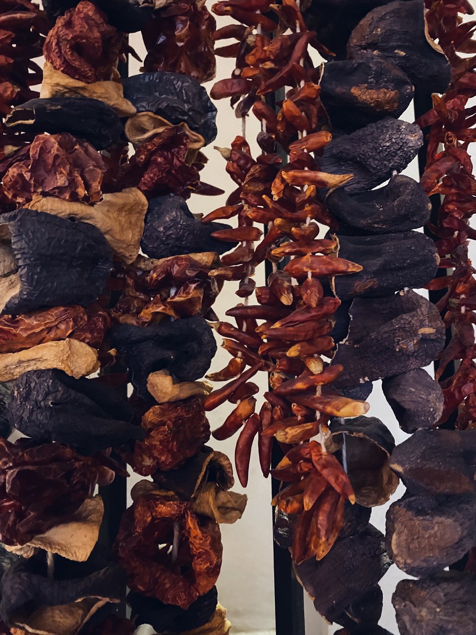 Γιρλάντες μεαποξηραμένες καυτερές πιπεριές και λιαστη ντομάτα, στολίζουν το εσωτερικό του Botegga di Rino.  