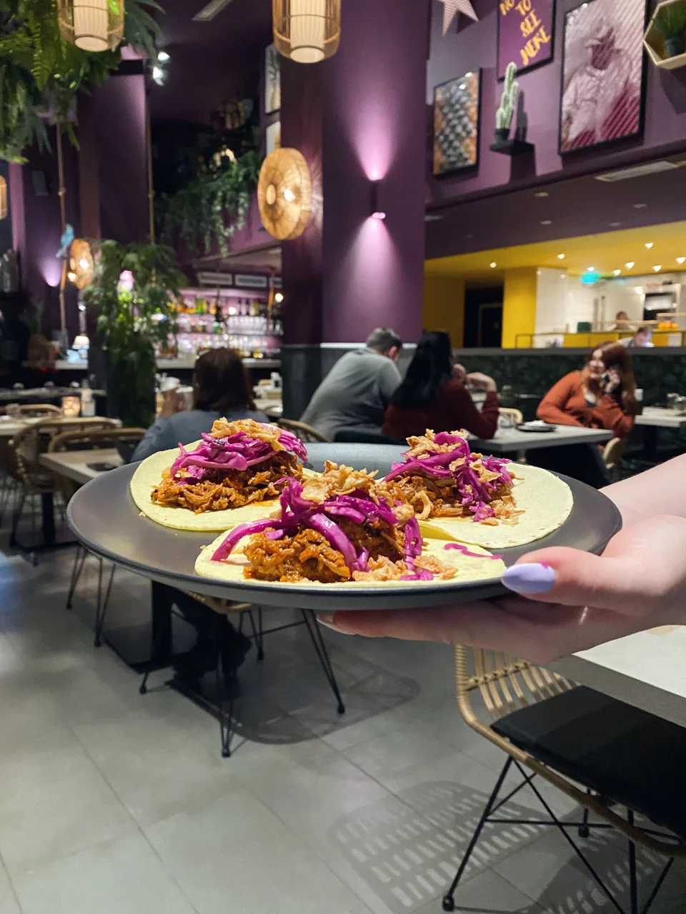 Οι τορτίγιες από καλαμπόκι είναι 100% χειροποίητες και φτιάχνονται από έναν Έλληνα που γεννήθηκε και ζούσε για πολλά χρόνια στο Μεξικό.